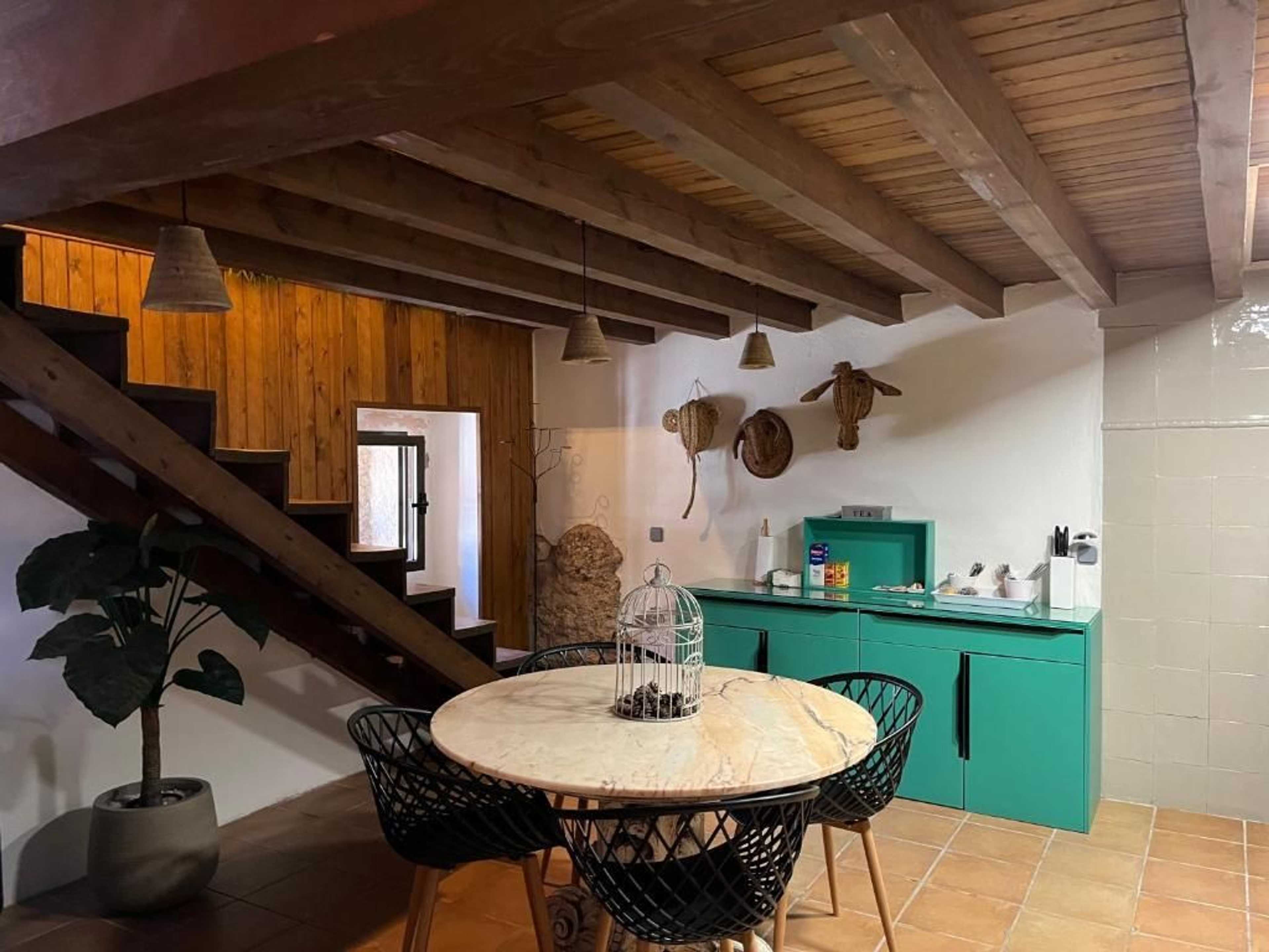 Comedor con mesa redonda de mármol y sillas de madera