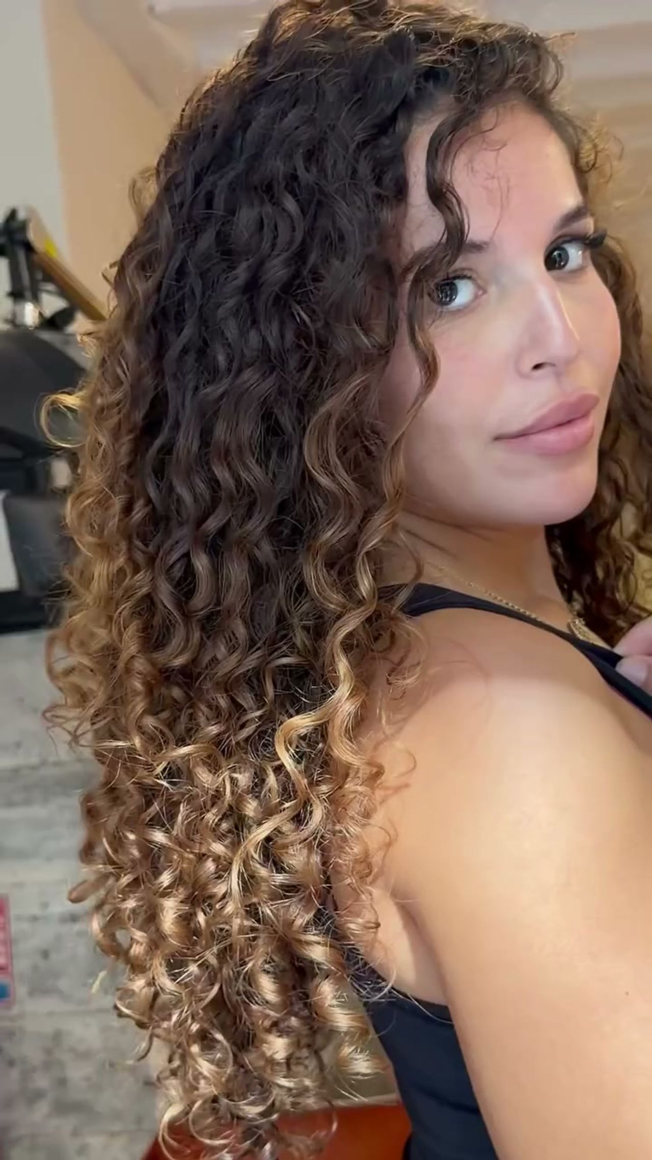 Cheveux bouclés définis après la routine Nurly