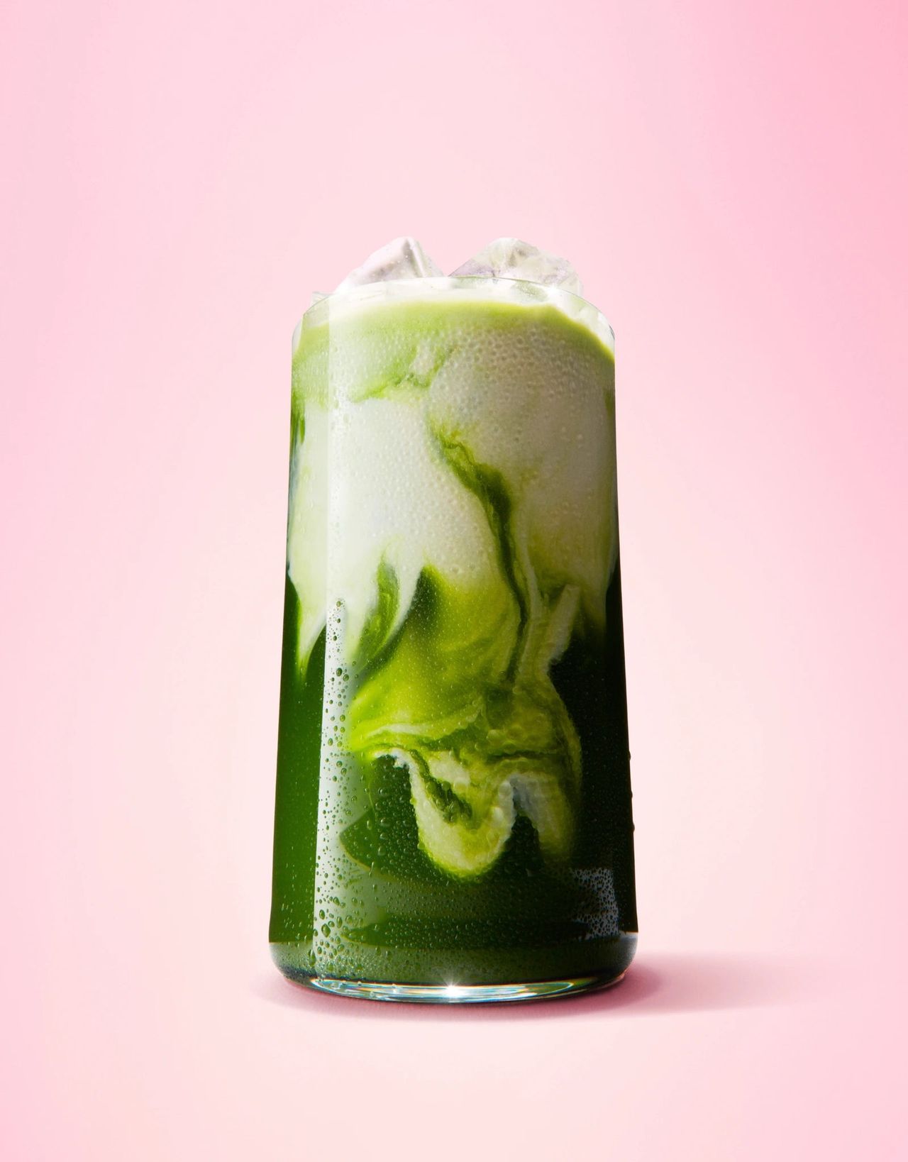 Matcha latte glacé à la fraise Milia Matcha dans un grand verre