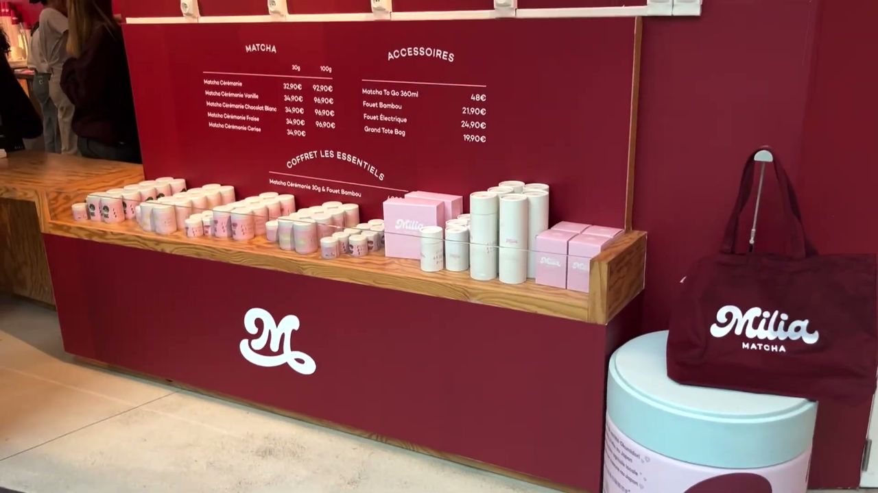 Comptoir rouge Milia Matcha à la Samaritaine avec boîtes de matcha, coffrets, tote bag et carte des prix