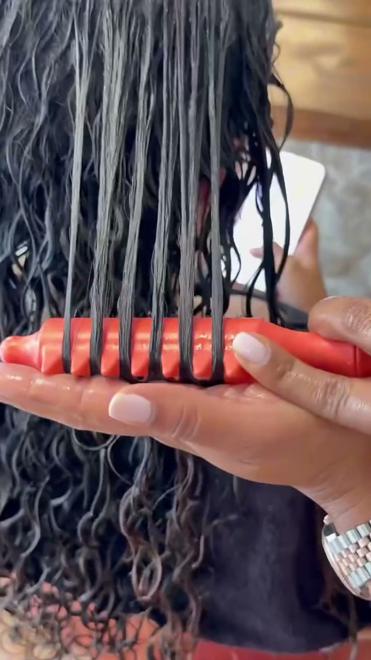 Démêlage de cheveux bouclés mouillés avec la brosse Nurly