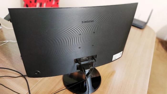 Monitor 27 Samsung - Vista Traseira