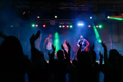 grupo musical performando a noite