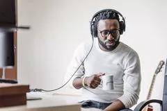 artista produzindo musica