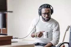 artista produzindo musica