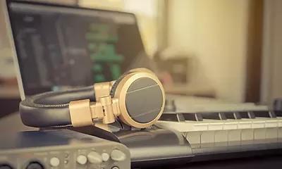 teclado headphone dourado interface de audio home studio