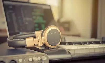 teclado headphone dourado interface de audio home studio