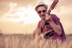 jovem tocando violao ar livre