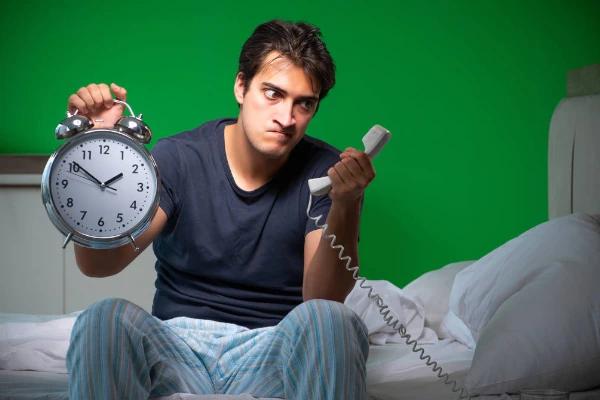 Jovem acordado pelo barulho do vizinho