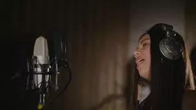 mulher cantando normal studio