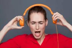 mulher vermelho ouvindo musica ruim