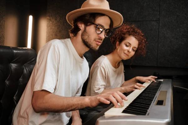 Jovens produzindo música