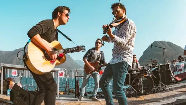 amigos tocando violao guitarra