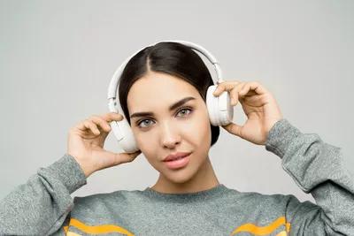 mulher ouvindo musica headphone branco fundo cinza