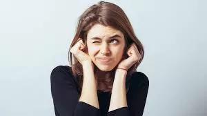 mulher tapando ouvidos sm