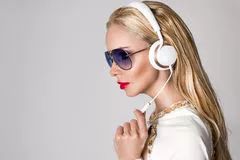 mulher ouvindo musica branco