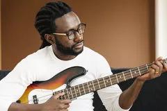 artista compondo musica