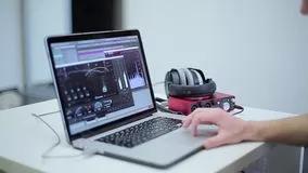 rapaz trabalhando software musical