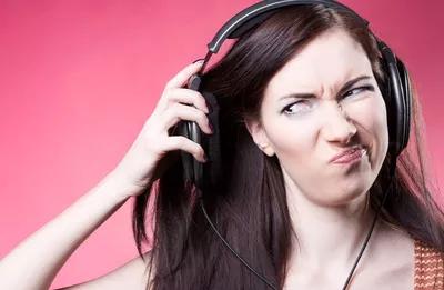 mulher ouvindo som ruim