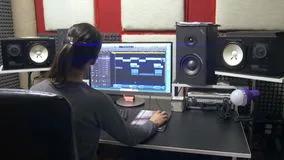 mulher produzindo audio home studio
