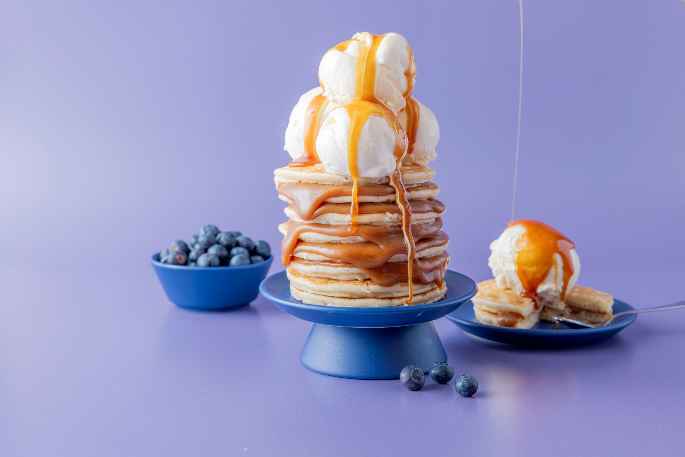 Pannekaketårn med vaniljeis og karamell