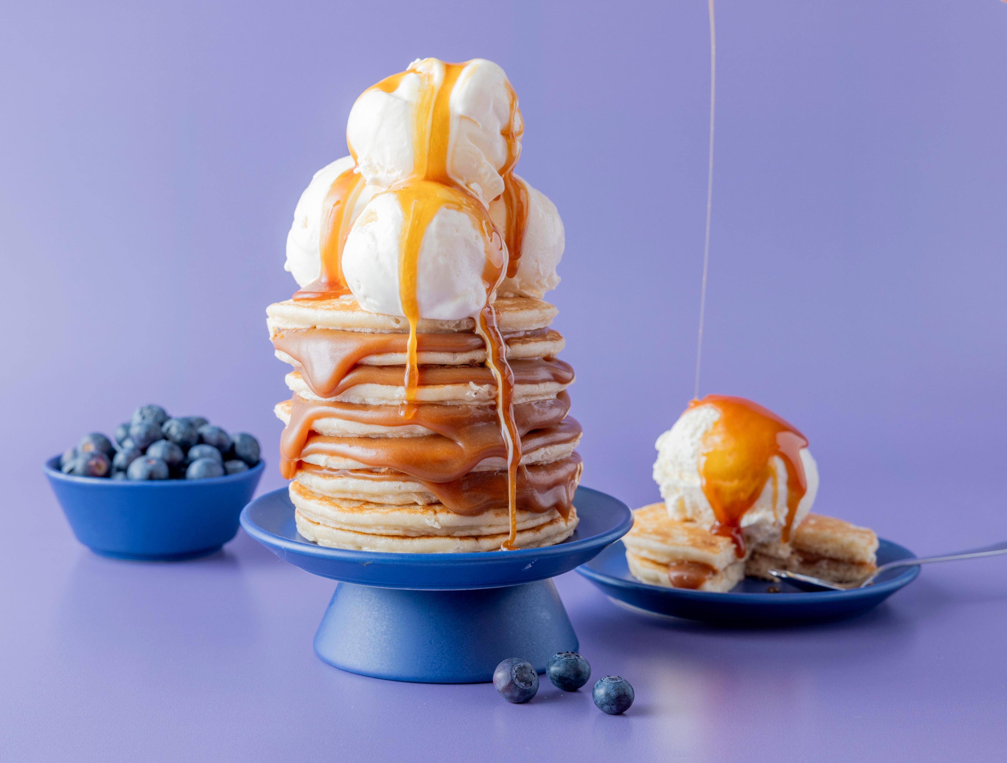 Pannekaketårn med vaniljeis og karamell