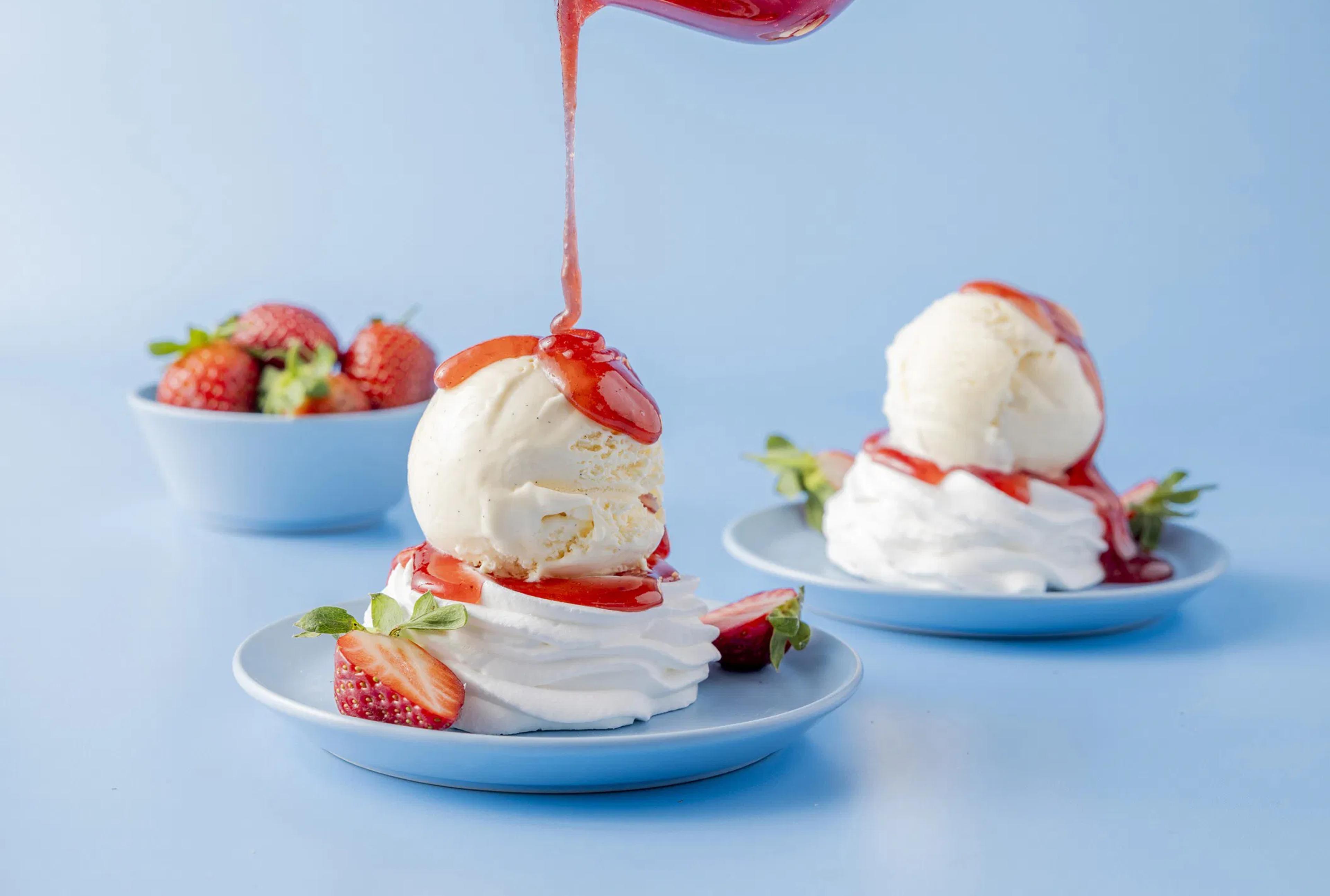 Porsjonspavlova: mini marengs med iskrem