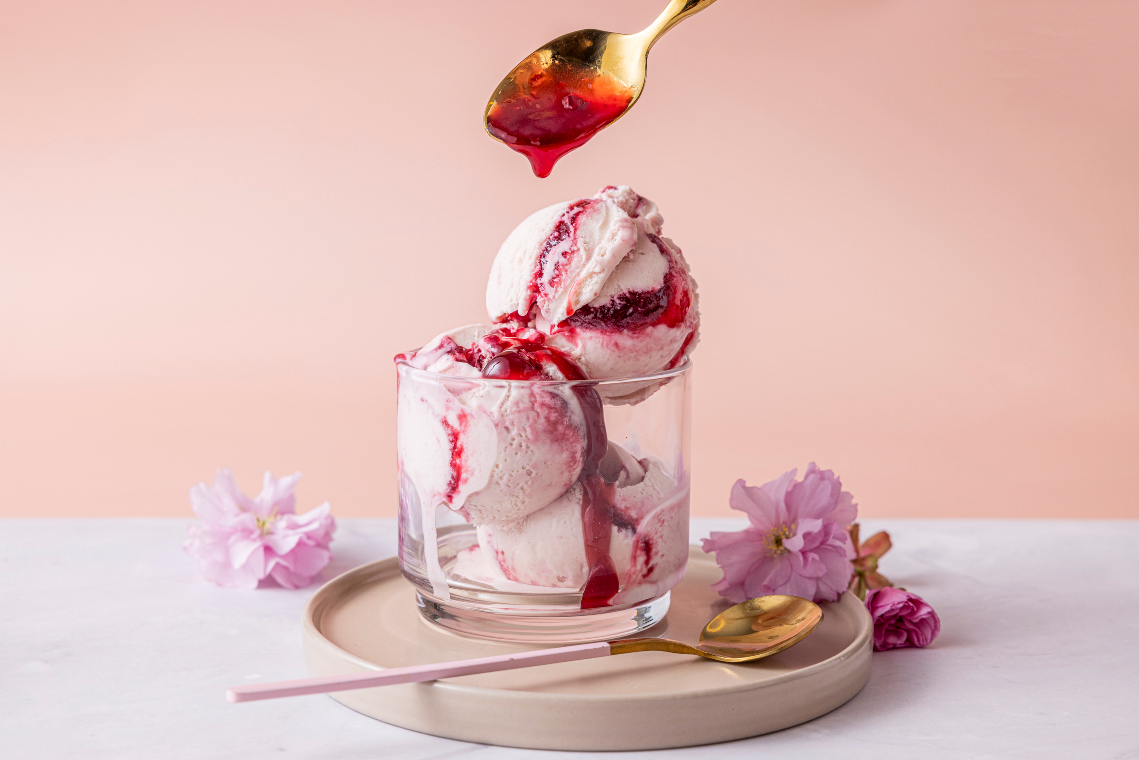 Kirsebæris med kirsebærsaus