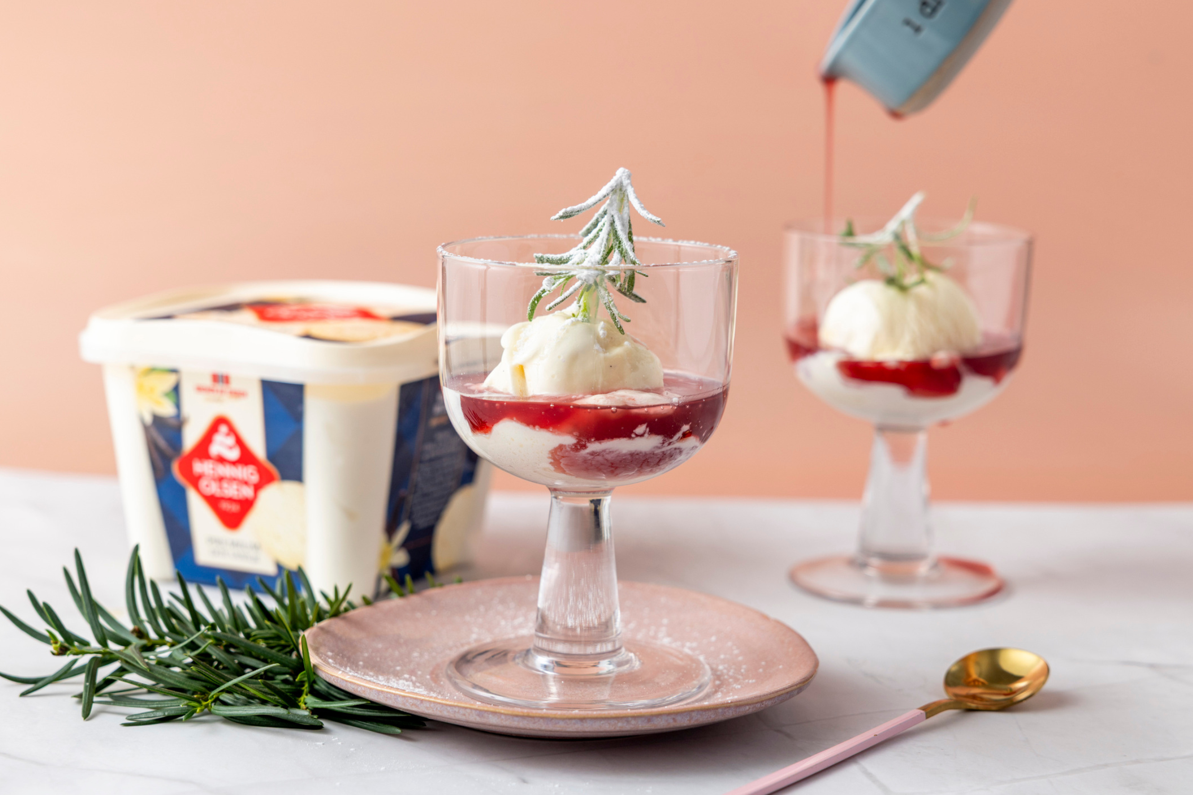 Vanilje-iskrem med rød saus