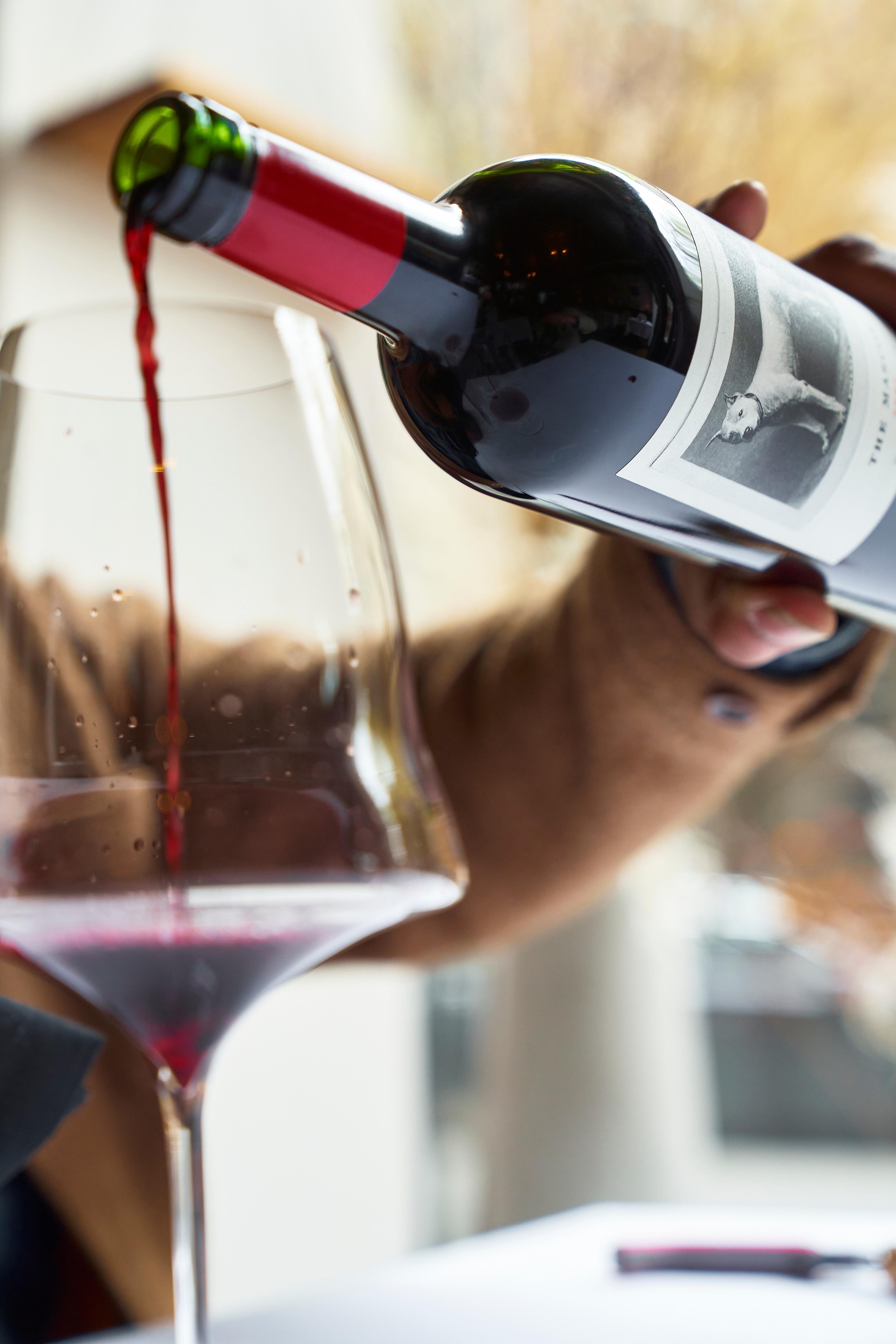 Pouring a bottle of the Mascot.