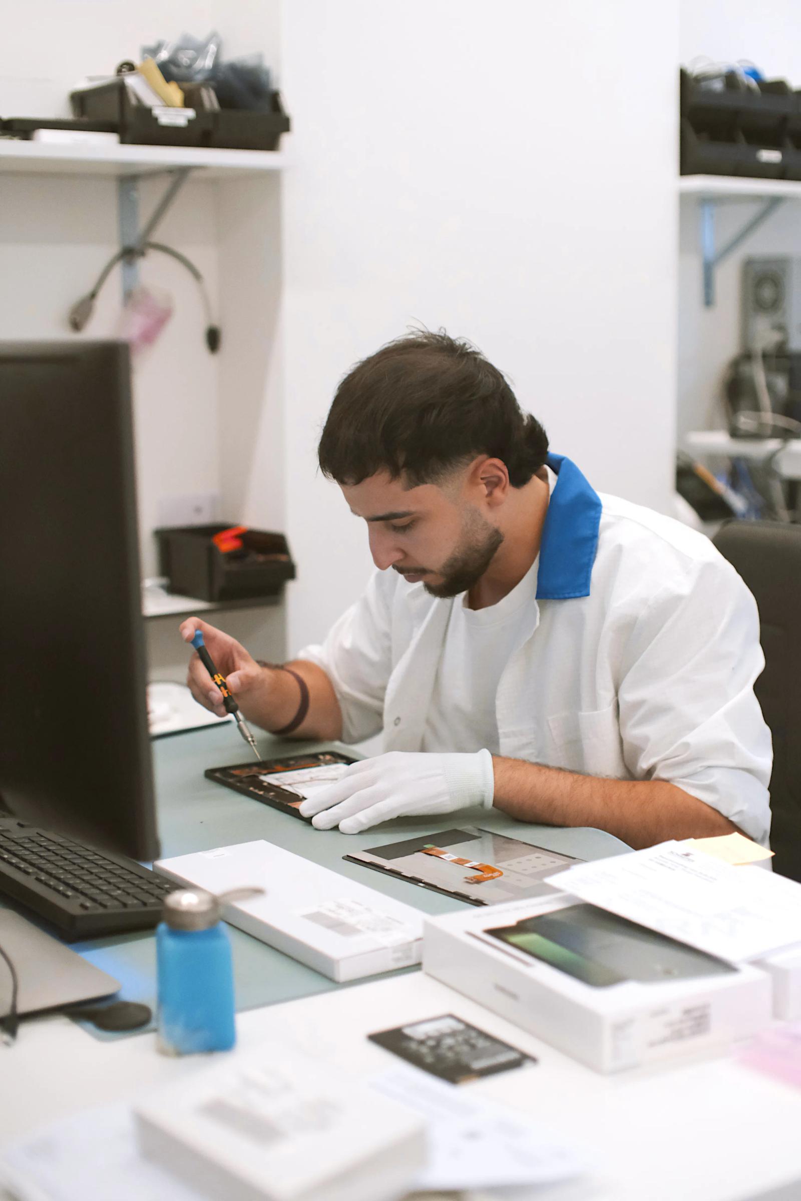 Techniker der Schaefer AG bei der Reparatur eines Mobilgeräts