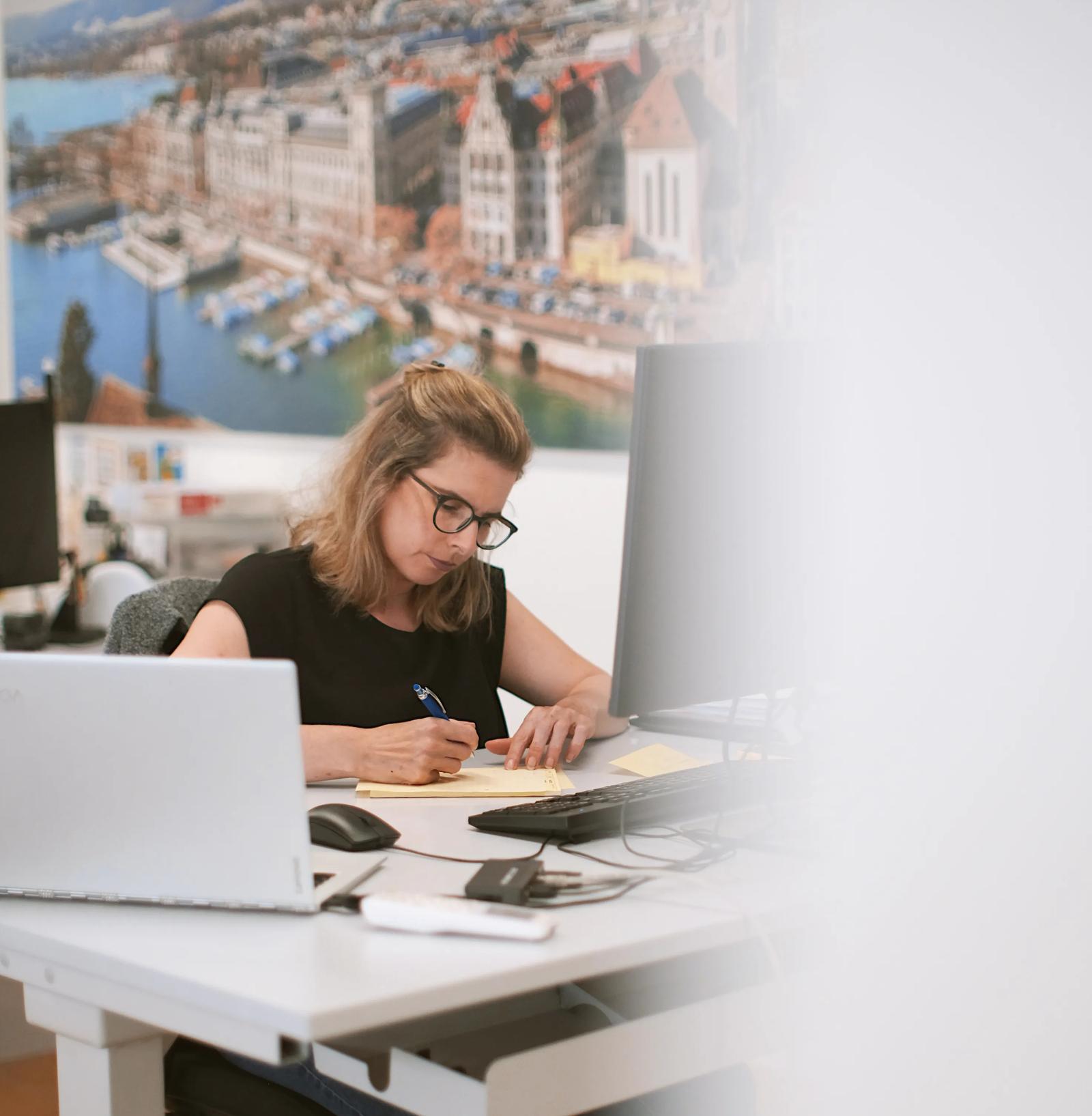Nadine Gerber im Kundengespräch — Schaefer AG, Zürich
