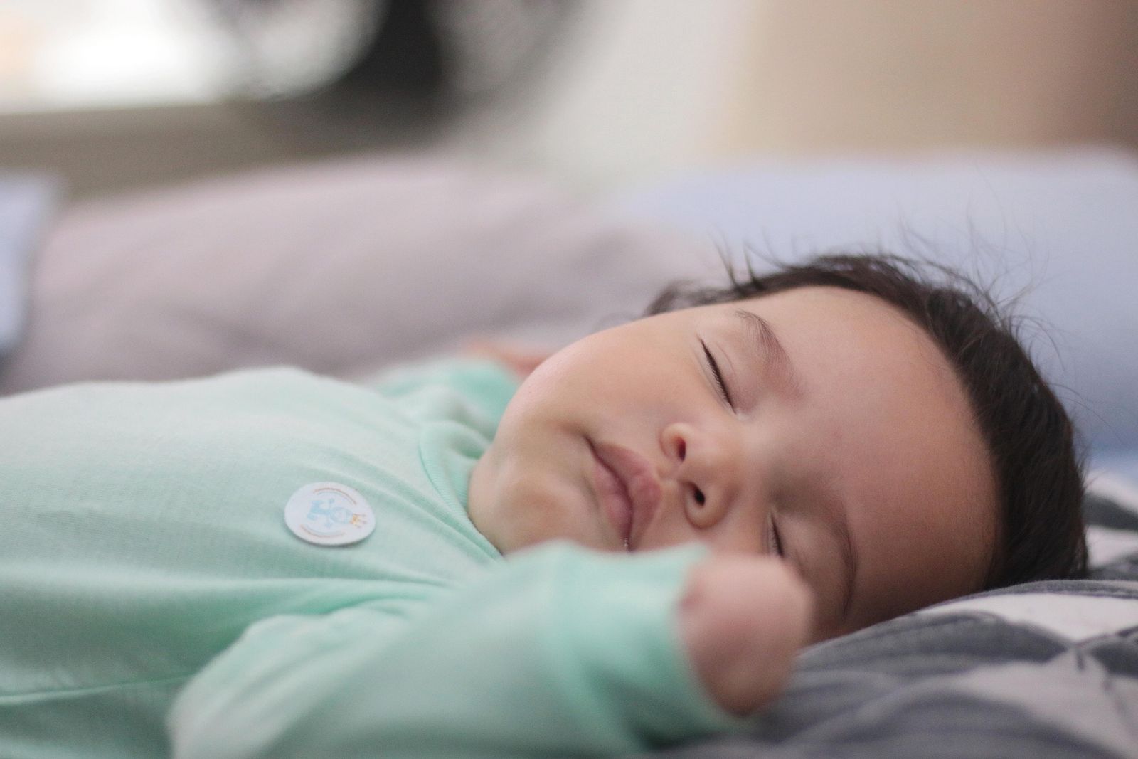 Bébé qui dort paisiblement après une séance de reflexologie affective - Mathan Family