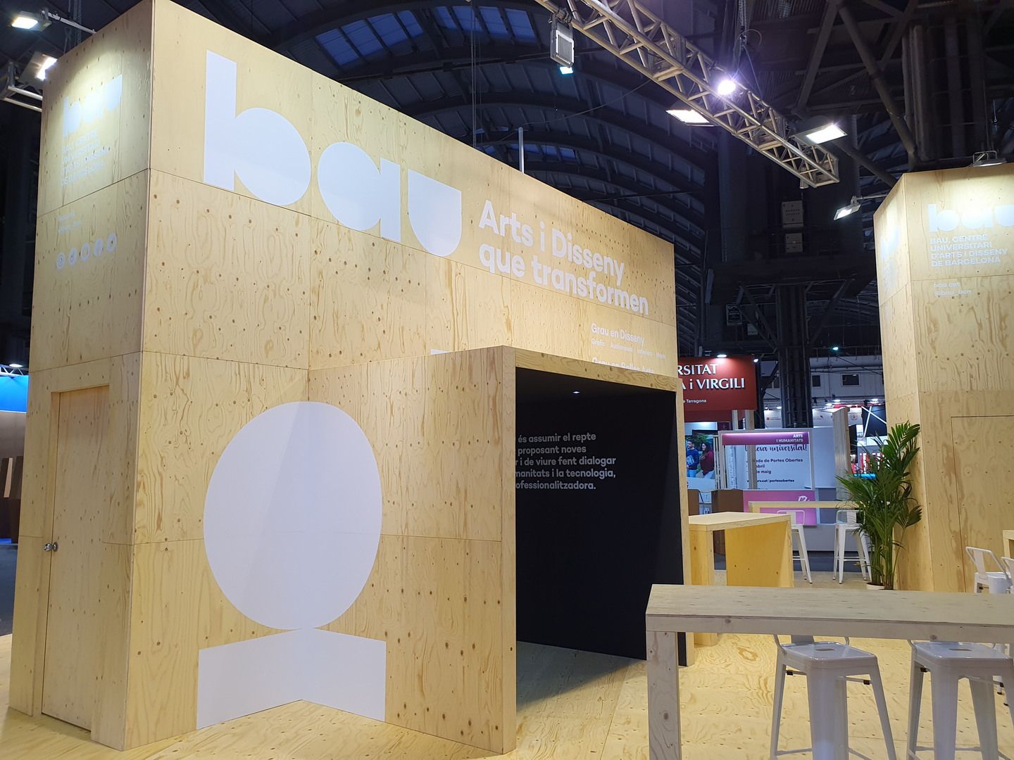 Detalle de la marca sobre el plano de madera. BAU, Saló de l’Ensenyament 2022, Barcelona.