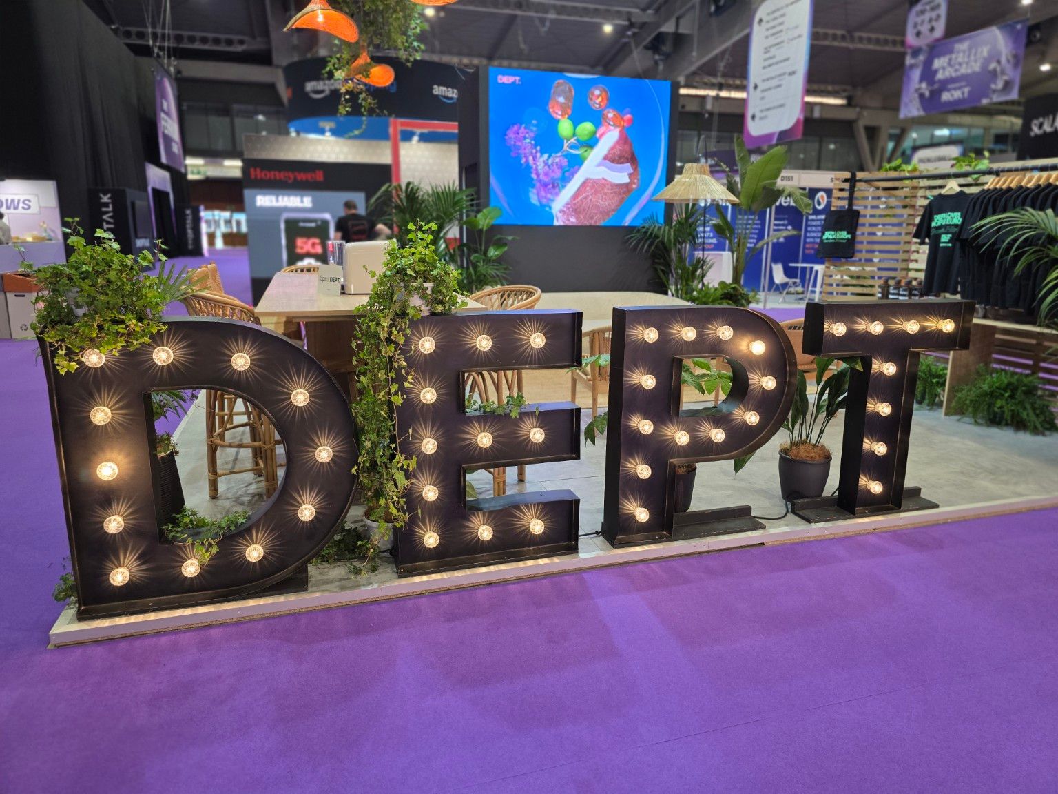 DEPT®: stand en Shoptalk Europe 2025, Barcelona, en colaboración con Spiro. Vista 2.