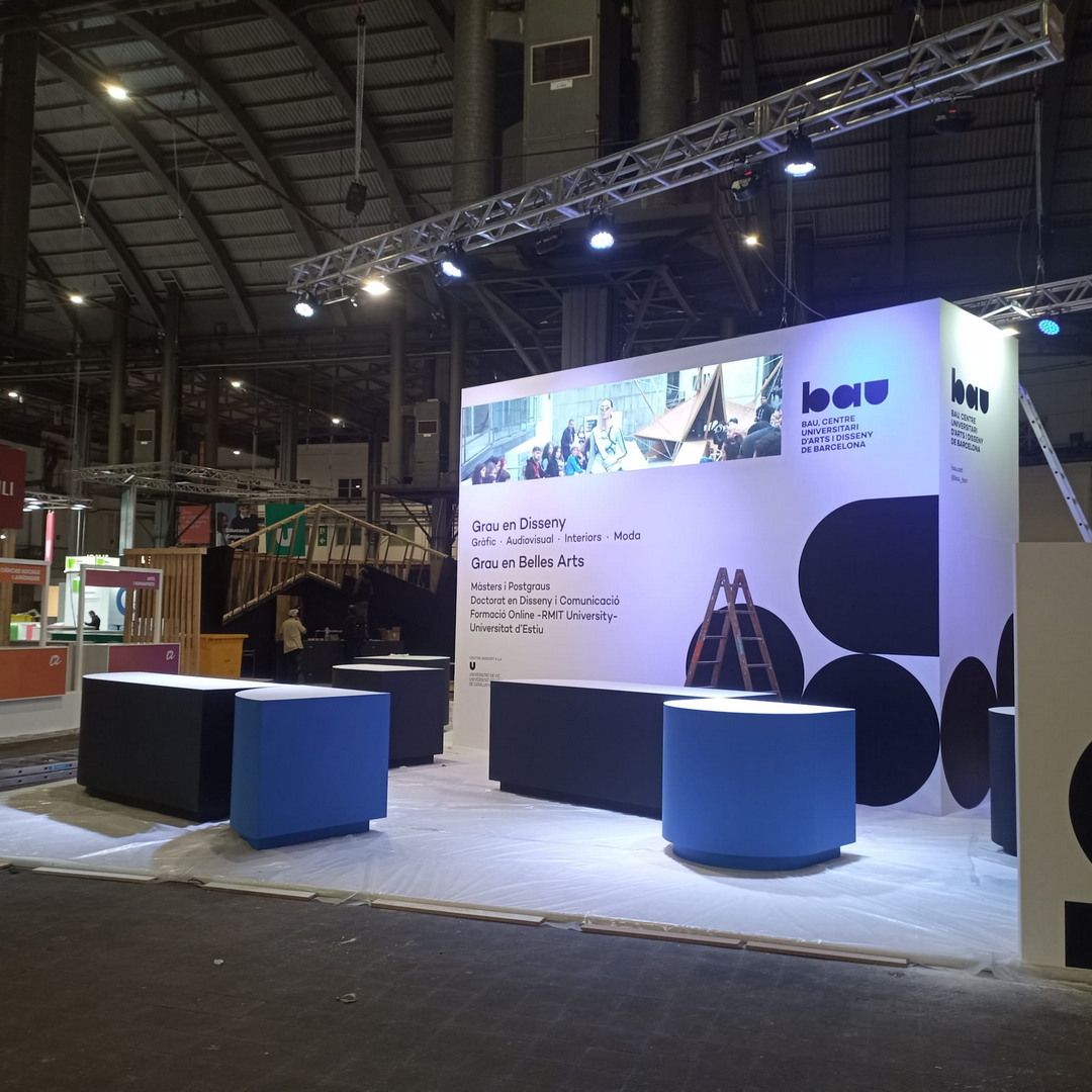 Stand de BAU con geometrías oscuras y mostradores curvos. BAU, Saló de l’Ensenyament 2023, Barcelona.