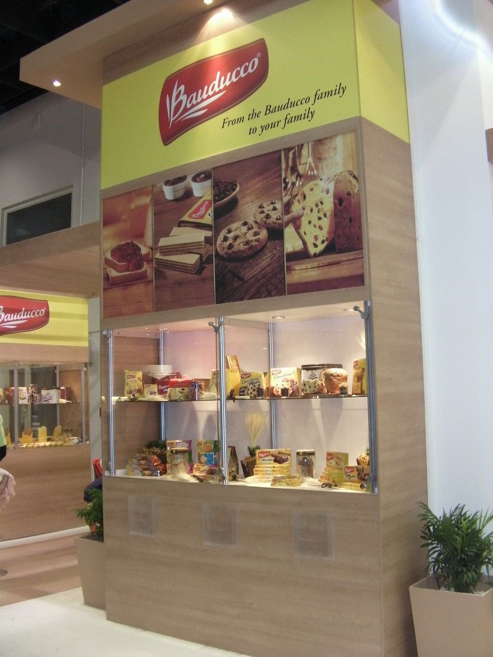 Exposición de productos de panadería en vitrinas de madera — Bauducco