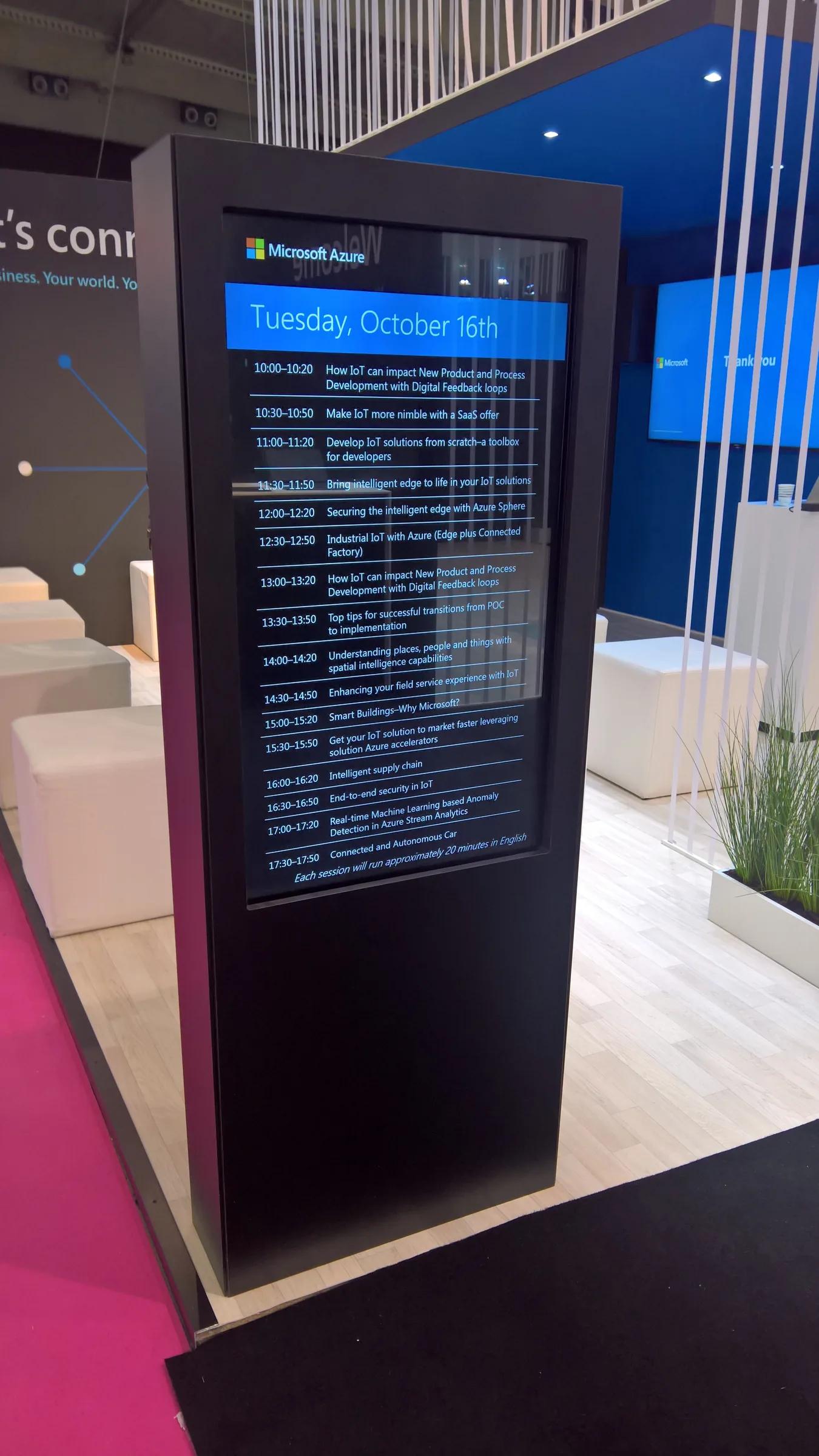 Pantalla vertical informativa integrada en el stand · IoT 2018