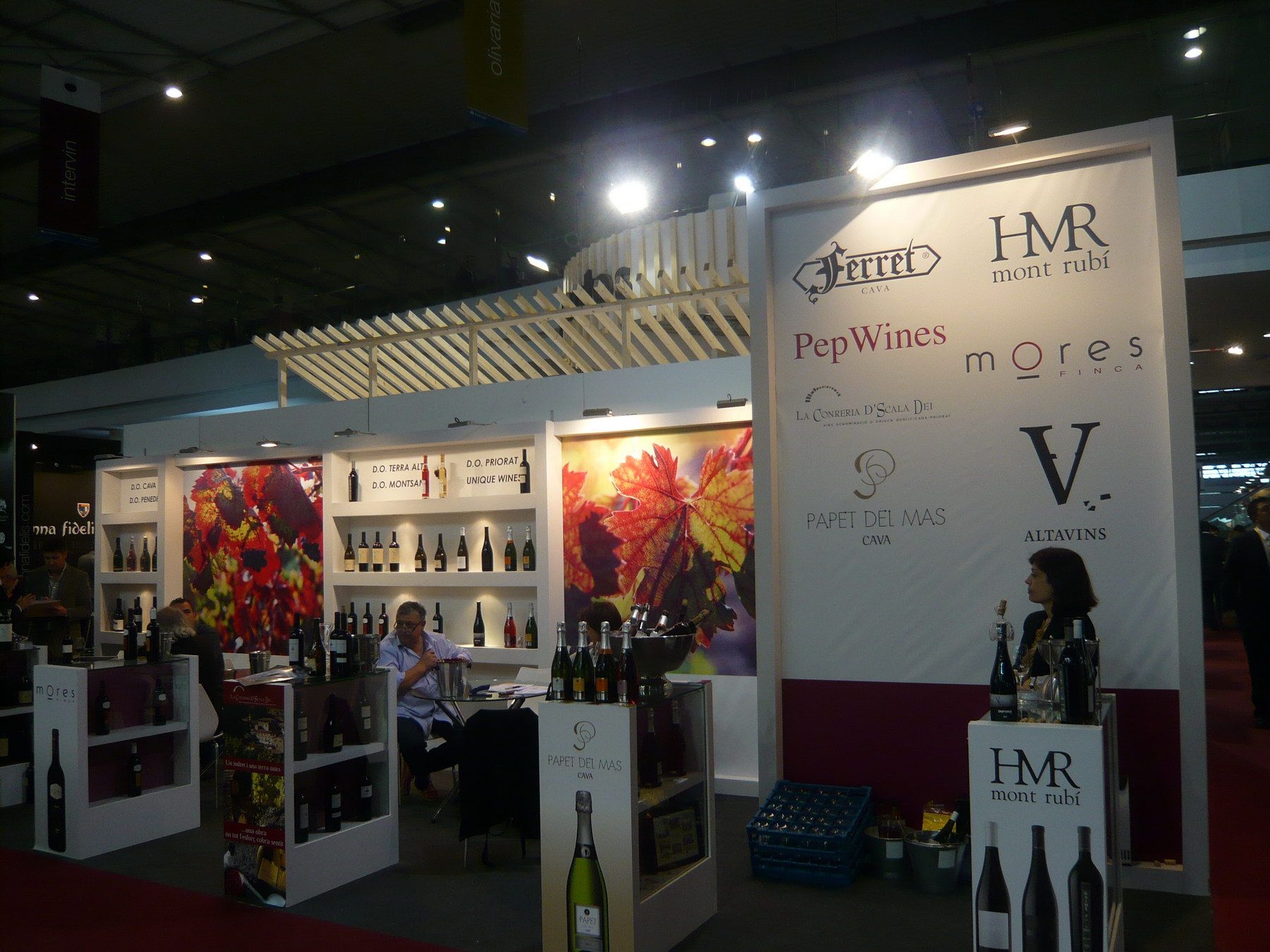 Frente de exposición de vinos con gráfica de bodegas — Pep Wines