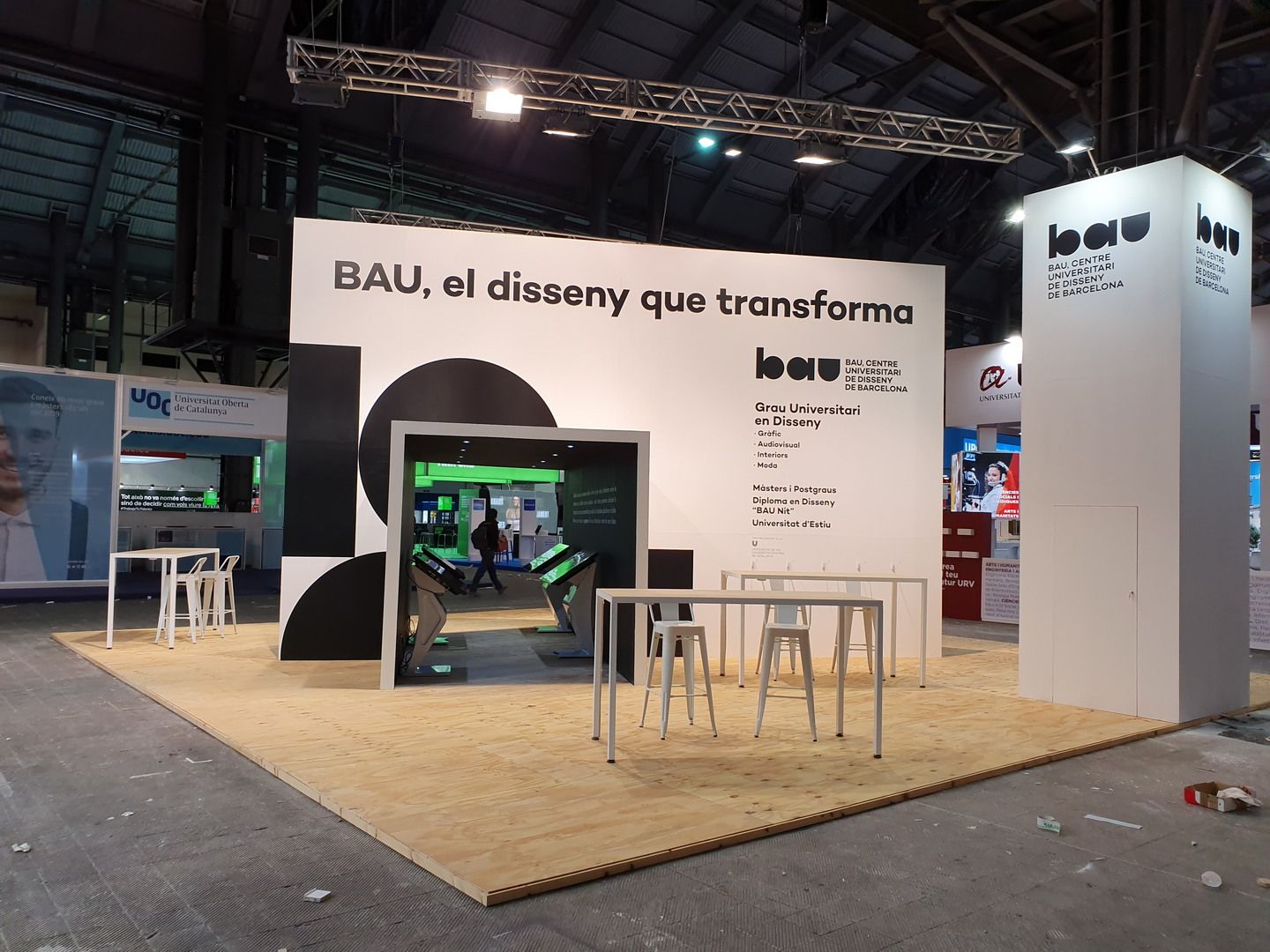 Frente blanco y negro con acceso central. BAU, Saló de l’Ensenyament 2019, Barcelona.