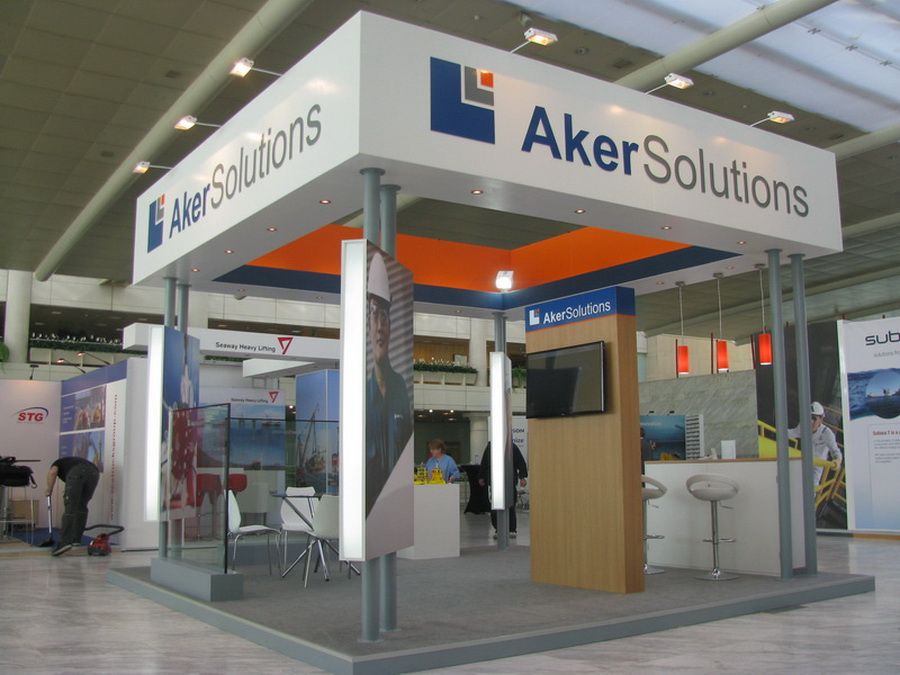 Mesas de reunión bajo el pórtico de Aker Solutions — AKER Solutions