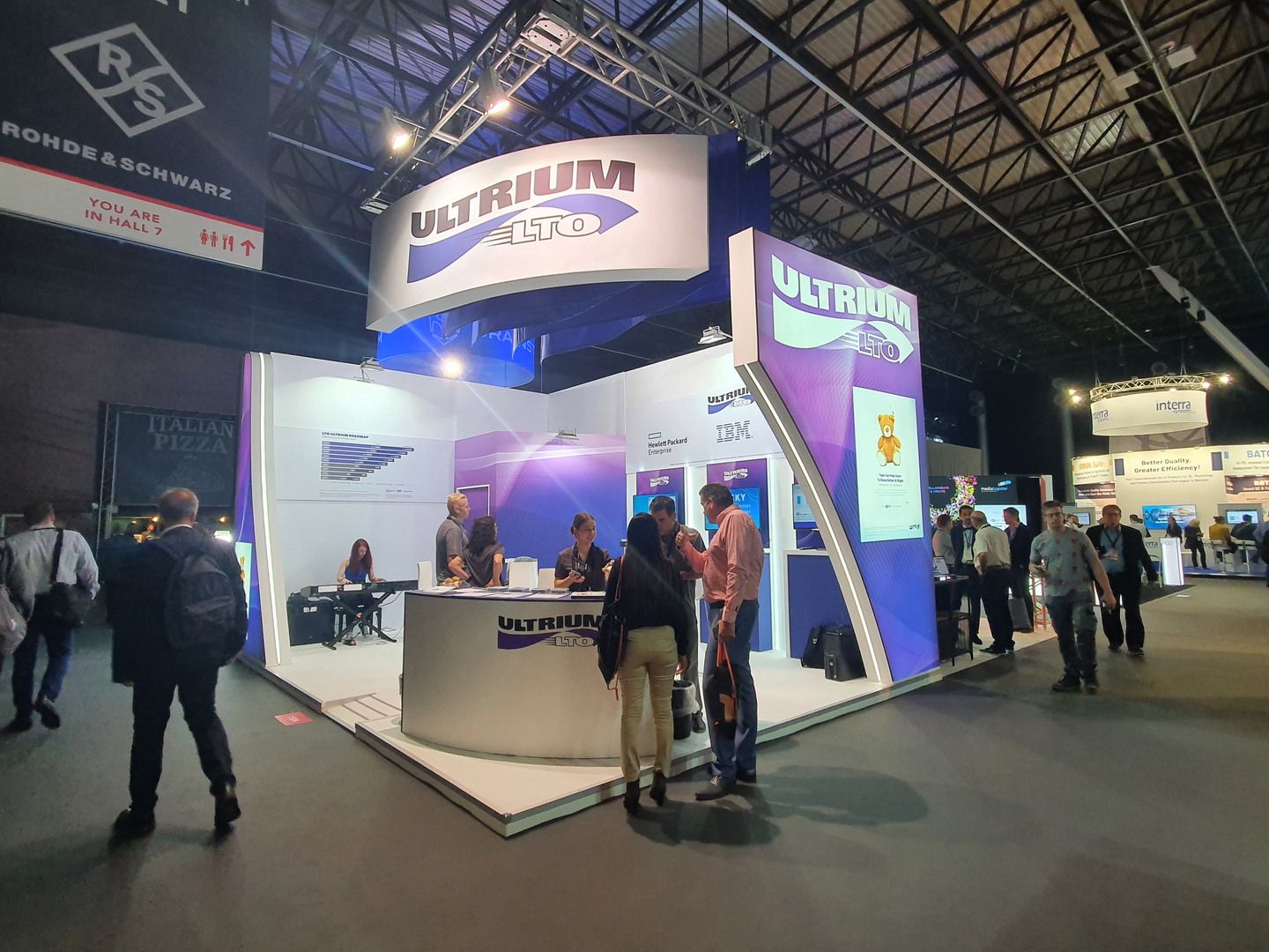 Vista del stand LTO en RAI Amsterdam con gráfica de marca, pantallas y espacio para reuniones