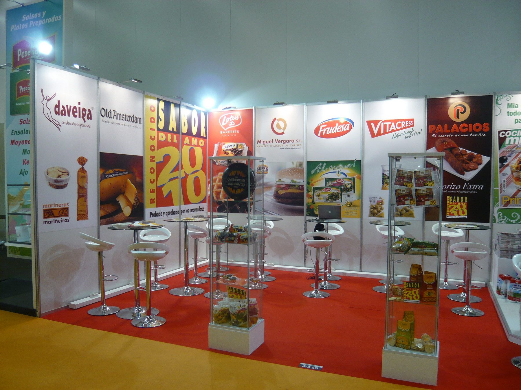 Mesas altas y exposición de productos alimentarios — Sabor del Año