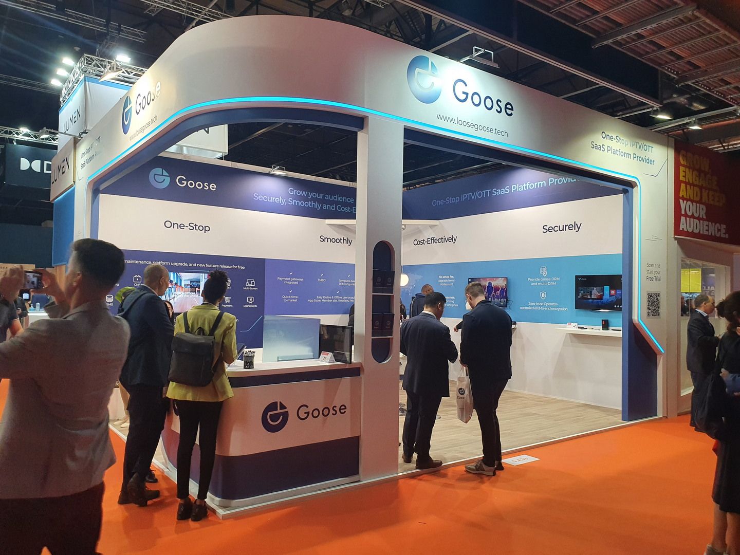 Vista del stand de Goose en IBC Amsterdam con estructura curva, branding e iluminación azul