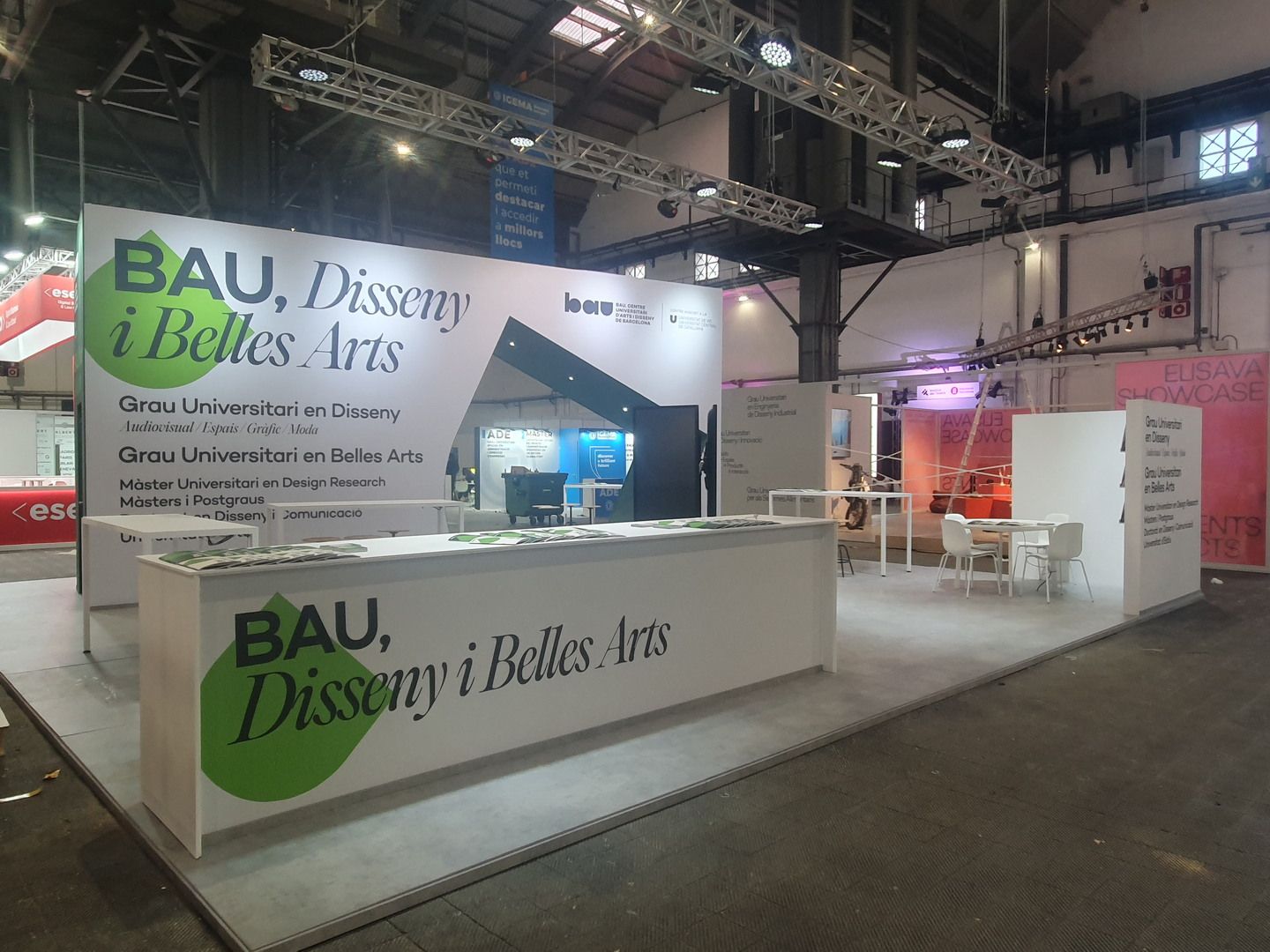 Perspectiva del mostrador longitudinal. BAU, Saló de l’Ensenyament 2025, Barcelona.