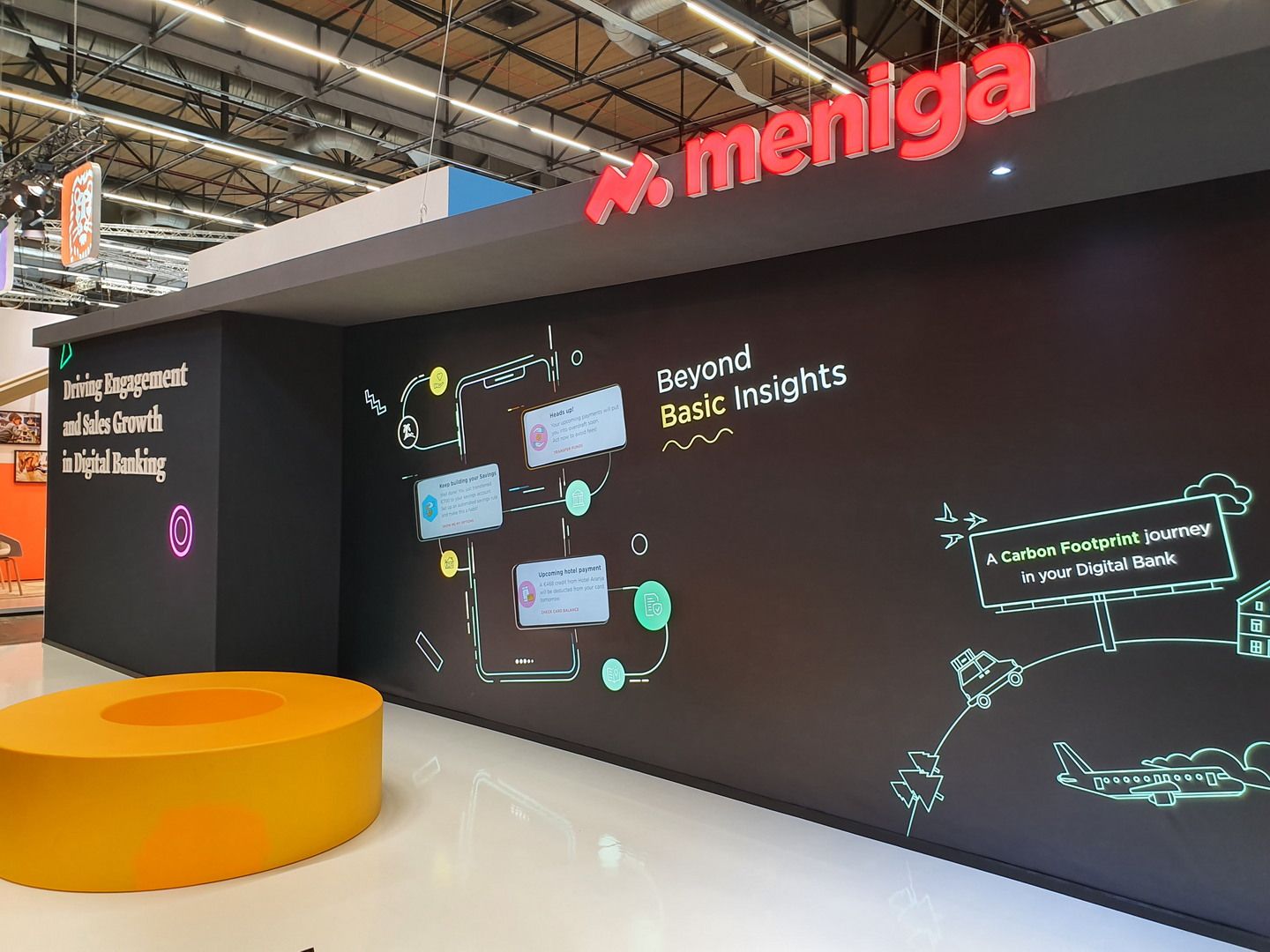 Detalle del diseño de stand Meniga para IBC en Amsterdam con branding y puestos interactivos