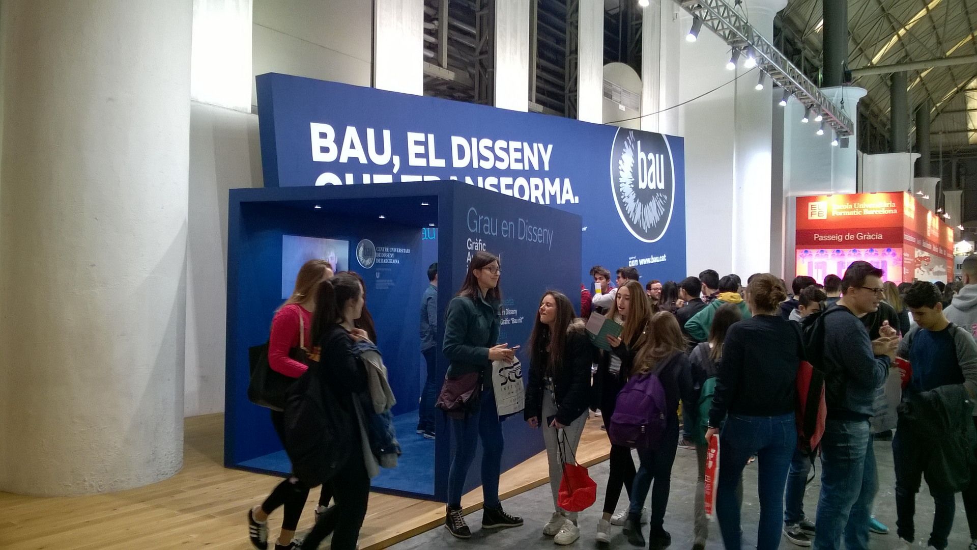 Frente azul de BAU y mesas de atención. BAU, Saló de l’Ensenyament 2016, Barcelona.