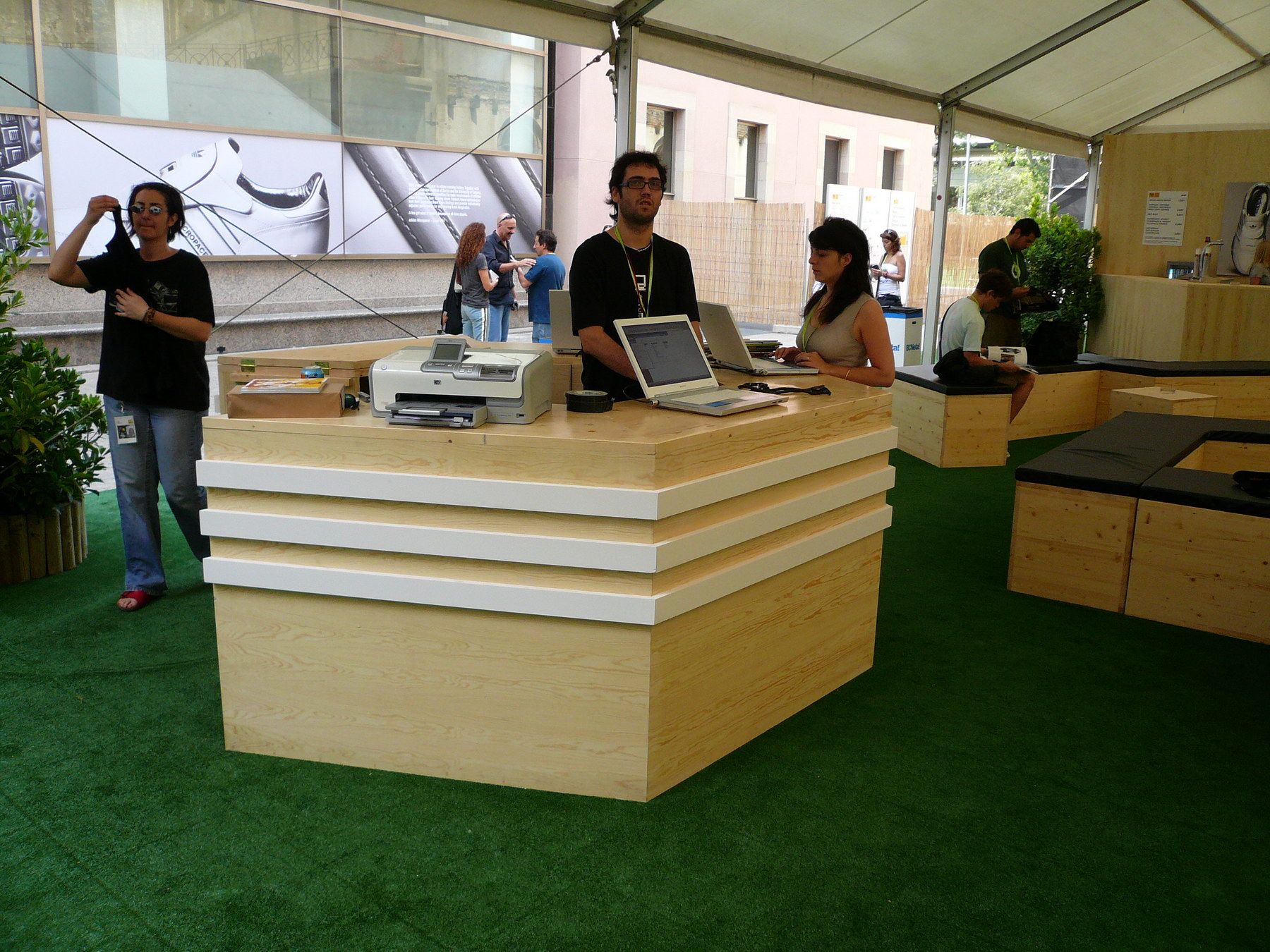 Mostrador de madera abierto a la zona de encuentro — Adidas · Sónar Barcelona