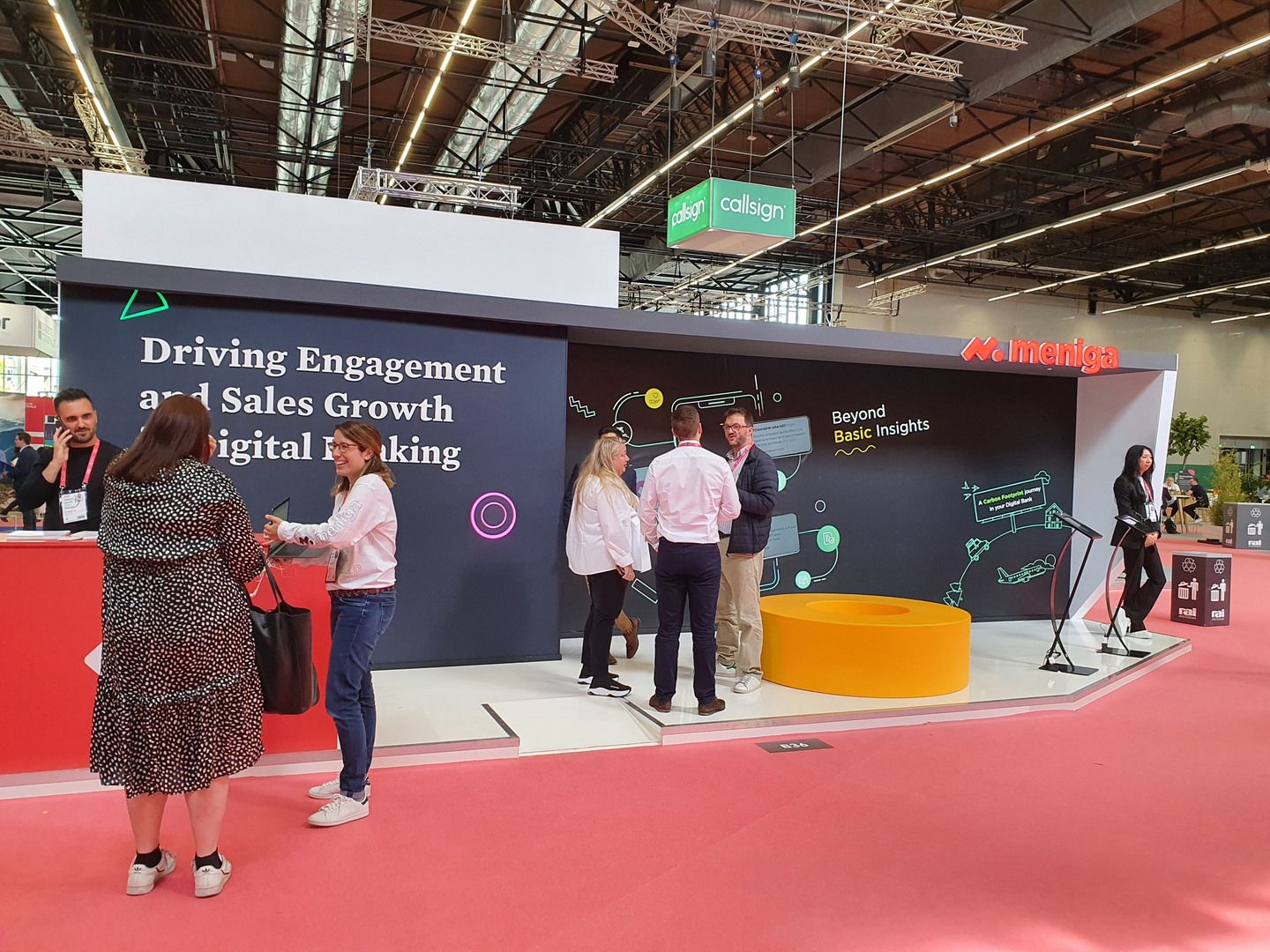 Perspectiva del stand de Meniga en IBC Amsterdam con gráfica de marca y espacio para visitantes