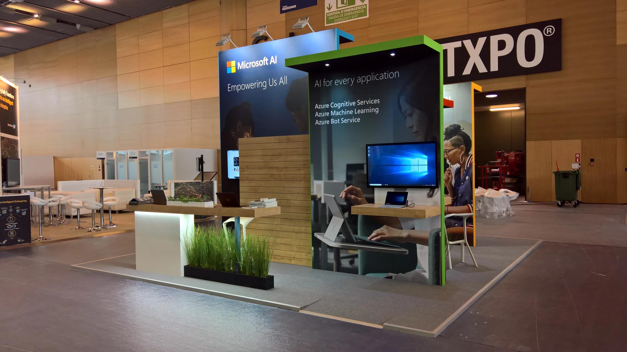 Vista de esquina del stand Microsoft AI · ITXPO 2018